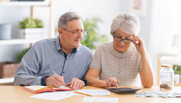 couple-managing-budget